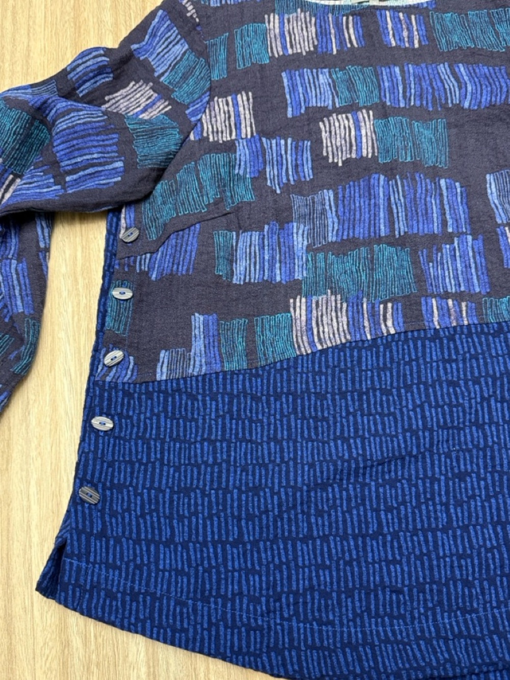 Habitat Patch Hi Long Sleeve Blouse / Tee Size Medium Blue Pattern - Picture 4 of 10